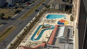 Ein Pool auf dem Dach mit Liegestühlen und ein kleines Gebäude mit rotem Dach.