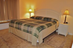 コンドミニアム ベッド (複数台) プールアクセス オーシャンビュー (Sea Cloisters 303D) | 3 室のベッドルーム、客室ごとに異なる装飾、客室ごとに異なるインテリア、ベッドシーツ