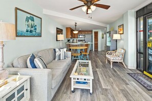 Condo, várias camas, sacada, vista para o oceano (Sedgefield 102) | Área de estar