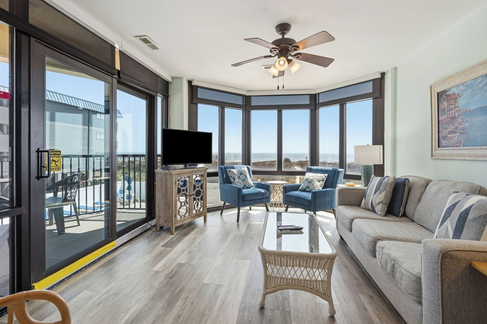 Condo, varias camas, balcón, vista al océano (Sedgefield 102) | Área de sala de estar