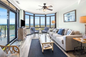 Lejlighed - flere senge - balkon - havudsigt (Sedgefield 102) | Opholdsområde