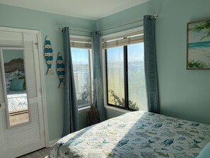 Condo, varias camas, acceso a la alberca, vista al océano (Sea Cloisters 103A) | 3 habitaciones, decoración personalizada y muebles diferentes 