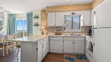 Condo, varias camas, acceso a la alberca, vista al océano (Sea Cloisters 105D) | Cocina privada | Cafetera y tetera