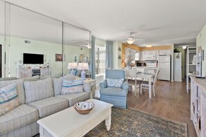 Kondominium, Beberapa Tempat Tidur, akses ke kolam renang, pemandangan samudra (Sea Cloisters 105D) | Area keluarga