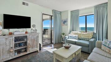 Condo, varias camas, acceso a la alberca, vista al océano (Sea Cloisters 105D) | Área de sala de estar