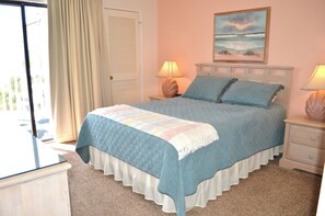 Apartamento, varias camas, acceso a la piscina, vistas al mar (Sea Cloisters 302B) | 2 dormitorios, decoración individual, mobiliario individual