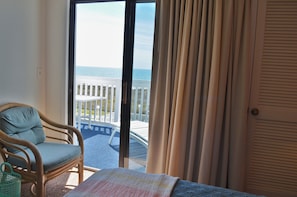 Condo, várias camas, acesso à piscina, vista para o oceano (Sea Cloisters 302B) | 2 quartos, individualmente decorados, individualmente mobiliados