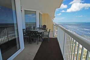 Condo, varias camas, hidromasaje, vista al océano (Sunrise Pointe 11F) | Vista desde la habitación