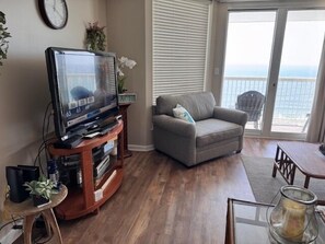 Condo, varias camas, hidromasaje, vista al océano (Sunrise Pointe 11F) | Área de sala de estar