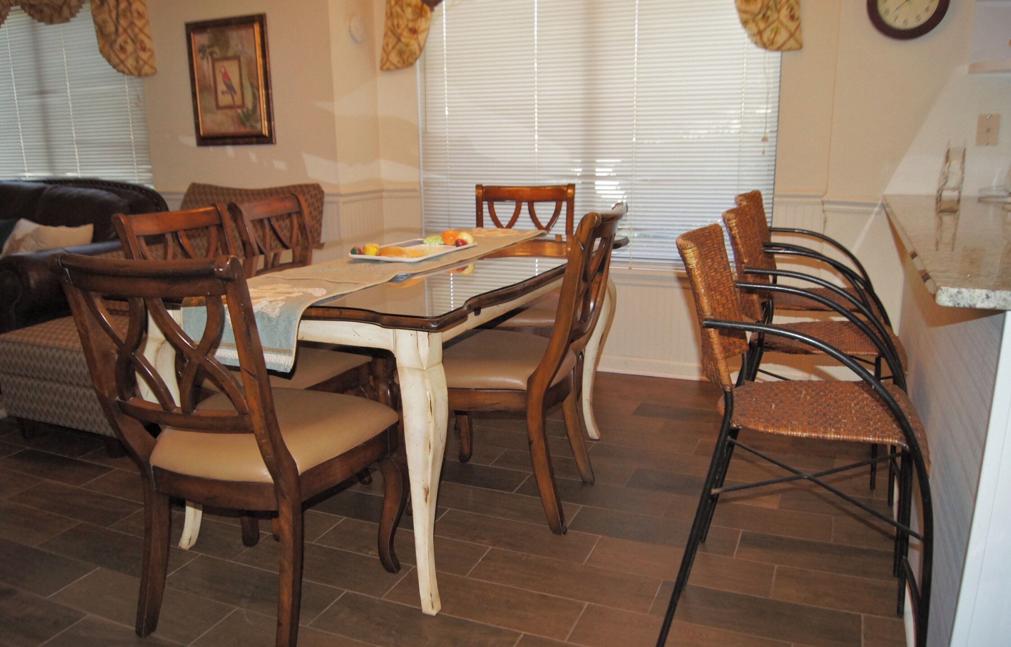 Un espace repas comprenant une table en bois, des chaises et un buffet.
