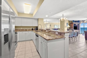 Appart'hôtel, plusieurs lits, baignoire à jets, vue océan (Ocean Bay Club 909) | Cuisine privée | Cafetière/bouilloire
