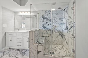 Condo, Plusieurs lits, baignoire à jets, vue sur l’océan (Ocean Bay Club 909) | Salle de bain | Serviettes fournies, papier de toilette