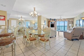 Appart'hôtel, plusieurs lits, bain à remous, vue océan (Ocean Bay Club 909) | Intérieur