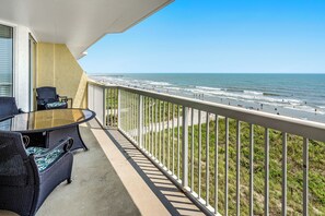 Condo, várias camas, banheira de hidromassagem, vista para o oceano (Sunrise Pointe 4F) | Vista do quarto