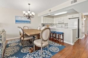 Condo, várias camas, banheira de hidromassagem, vista para o oceano (Sunrise Pointe 4F) | 3 quartos, individualmente decorados, individualmente mobiliados