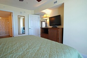 Bloc d'apartaments, diversos llits, banyera d'hidromassatge, vistes a l'oceà (Bahama Sands 702) | 3 dormitoris, decoració individual, mobiliari individual i roba de llit