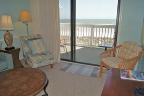 Condo, varias camas, acceso a la alberca, vista al océano (Sea Cloisters 305C) | Área de sala de estar