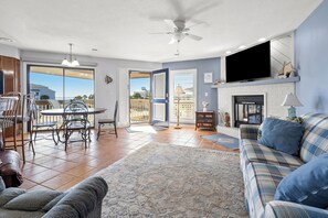 Condo, varias camas, balcón, vista al jardín (Tilghman Lakes D4) | Área de sala de estar | Chimenea 