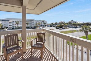 Huoneisto, useita sänkyjä, parveke, näköala puutarhaan (Tilghman Lakes D4) | Näkymä huoneesta