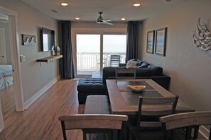Condo, varias camas, acceso a la alberca, vista al océano (Sea Cloisters 304A) | Área de sala de estar