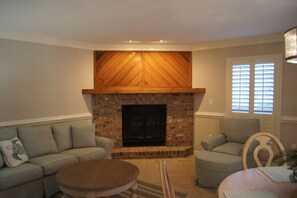 Condo, varias camas, patio (Tilghman Lakes H1) | Área de sala de estar | Chimenea 