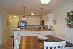 Appartement, Meerdere bedden, toegang tot zwembad, uitzicht op zee (Sea Cloisters 104E) | 2 slaapkamers, individueel gedecoreerd, individueel gemeubileerd