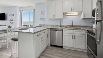 Condo, várias camas, acesso à piscina, vista para o oceano (RainTree Villas 2F) | Cozinha privada | Cafeteira/chaleira