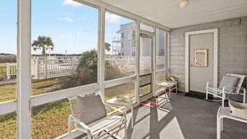 Condo, várias camas, acesso à piscina, vista para o oceano (Sea Cloisters 104B) | Terraço/pátio