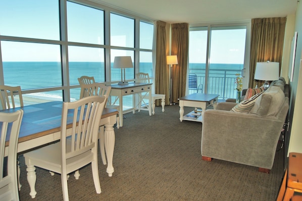 Condo, várias camas, banheira de hidromassagem, vista para o oceano (Seaside Resort 1003) | Área de estar