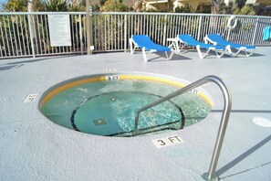 Appartamento, letti multipli, idromassaggio, vista oceano (Seaside Resort 1003) | Idromassaggio all'aperto