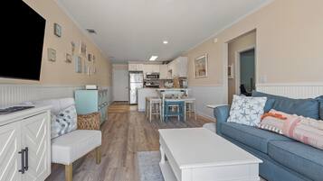 Condo, varias camas, acceso a la alberca, vista al océano (Sea Cloisters 305E) | Área de sala de estar