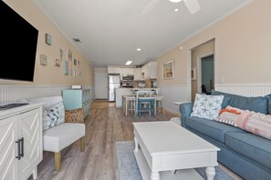 Appartement, Meerdere bedden, toegang tot zwembad, uitzicht op zee (Sea Cloisters 305E) | Woonruimte