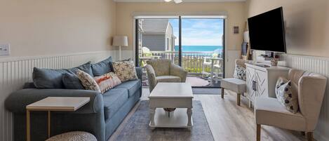Condo, varias camas, acceso a la alberca, vista al océano (Sea Cloisters 305E) | Área de sala de estar