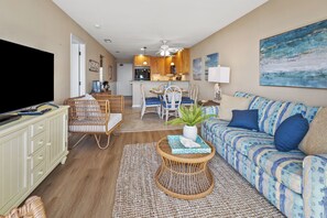 Condo, varias camas, acceso a la alberca, vista al océano (Sea Cloisters 304F) | Área de sala de estar
