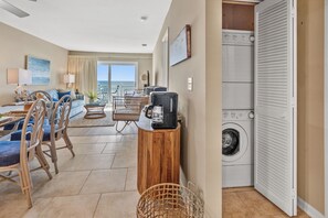 Condo, varias camas, acceso a la alberca, vista al océano (Sea Cloisters 304F) | Lavandería