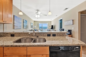 Condo, várias camas, acesso à piscina, vista para o oceano (Sea Cloisters 304F) | Parte interna