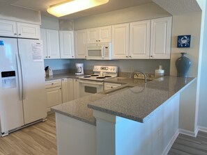 Appart'hôtel, plusieurs lits, bain à remous, vue océan (Ashworth 502) | Cuisine privée | Cafetière/bouilloire