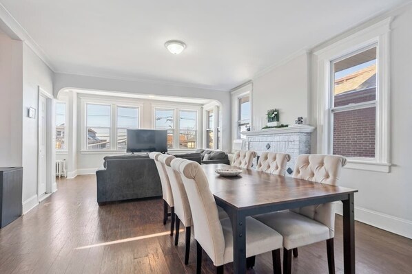 Dining - Apt 15 minute drive to Manhattan (North Bergen)