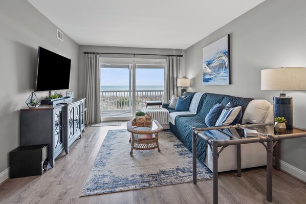 콘도, 침대(여러 개), 수영장 이용, 바다 전망 (Sea Cloisters 204D) | 거실 공간