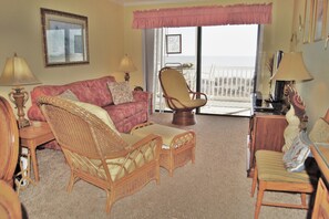 コンドミニアム ベッド (複数台) プールアクセス オーシ�ャンビュー (Sea Cloisters 204C) | リビング エリア