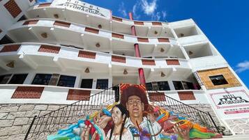 Vista frontal de la propiedad