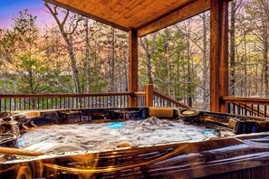 Outdoor spa tub - 5BR Cabin | Ping Pong, Pool Table, Arcade, Playset (Broken Bow)