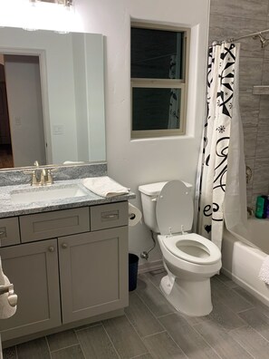Regadera, toallas, jabón, papel de baño