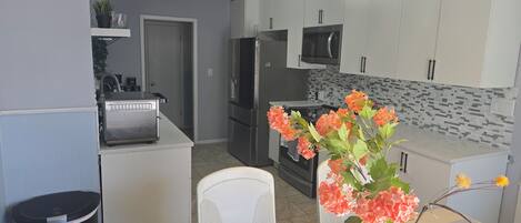 Micro-ondes, four, plaque de cuisson, lave-vaisselle