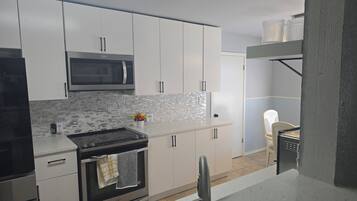 Mikroaaltouuni, uuni, liesi, astianpesukone