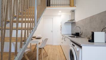 Réfrigérateur, micro-ondes, cafetiÚre/bouilloire, bouilloire électrique