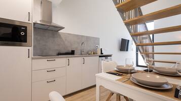 Een koelkast, een magnetron, een koffiezetapparaat/waterkoker