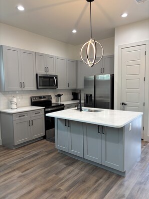 Kühlschrank, Mikrowelle, Ofen, Herdplatte