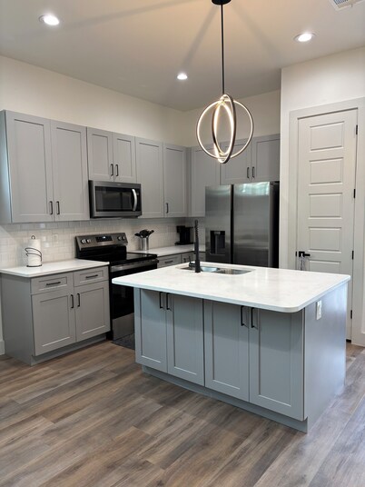 Yee-Haw Charming 2-bedroom townhome in San Antonio 5 minutes from Riverwalk.