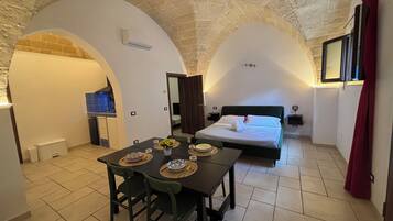 1 bedroom, desk, free WiFi, bed sheets